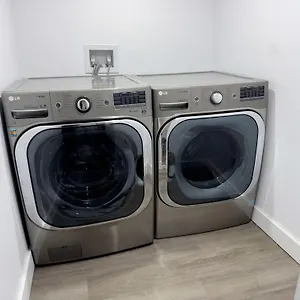 Chic 2 Bedr In Rosemont 12min Walk To Metro Apartment